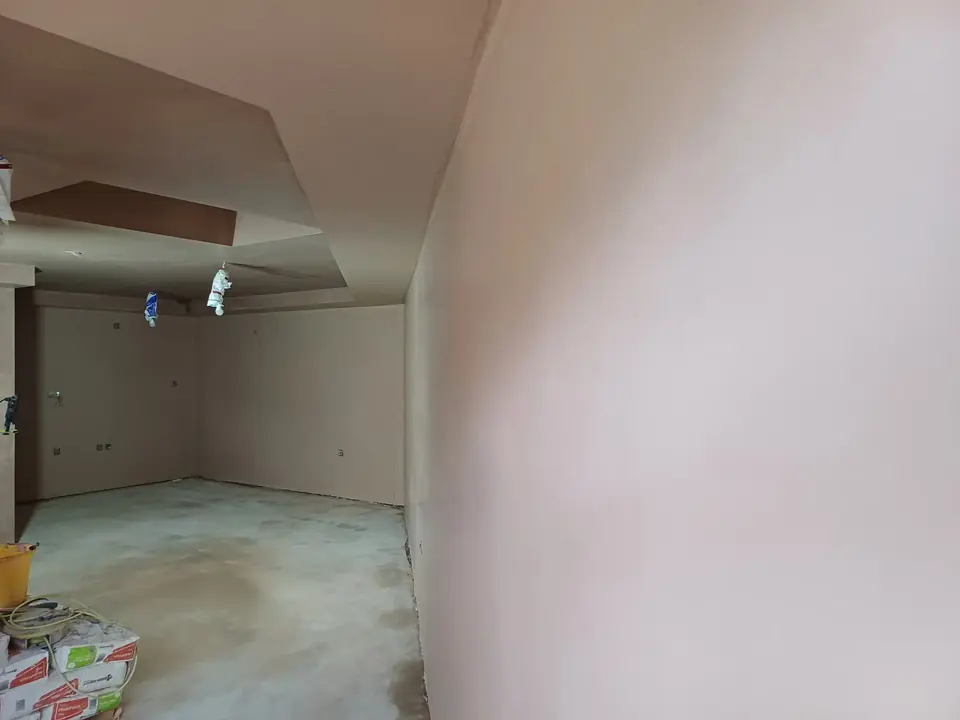 Smooth skimmed walls and ceiling in a Greenford room